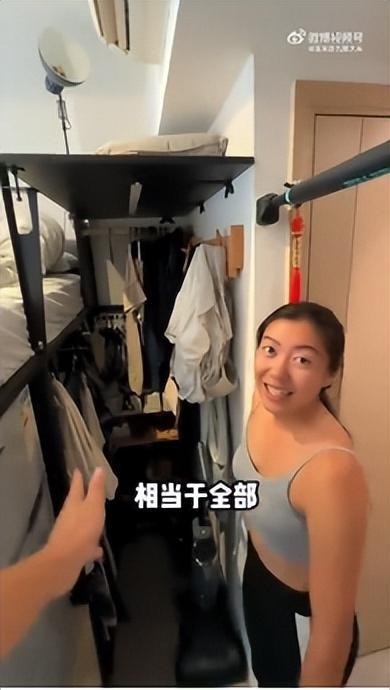 买15平米晚上睡衣柜顶客厅宽敞还有大阳台AG真人游戏第一品牌女子香港花近400万(图7)