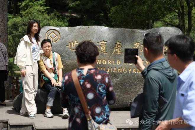 都江堰太火爆NPC白娘子被求合影到宕机AG真人百家乐顶流实锤！这个五一青城山(图14)