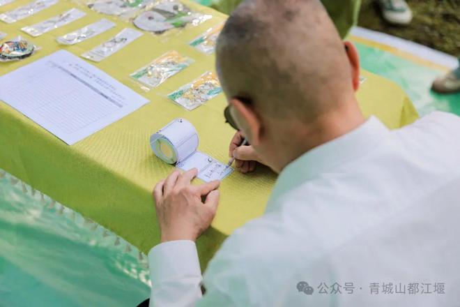 都江堰太火爆NPC白娘子被求合影到宕机AG真人百家乐顶流实锤！这个五一青城山(图7)
