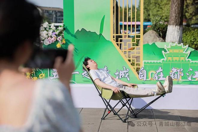 都江堰太火爆NPC白娘子被求合影到宕机AG真人百家乐顶流实锤！这个五一青城山(图11)
