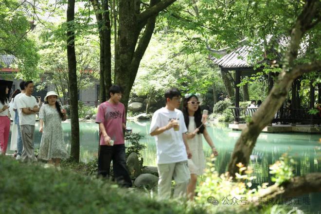 都江堰太火爆NPC白娘子被求合影到宕机AG真人百家乐顶流实锤！这个五一青城山(图17)