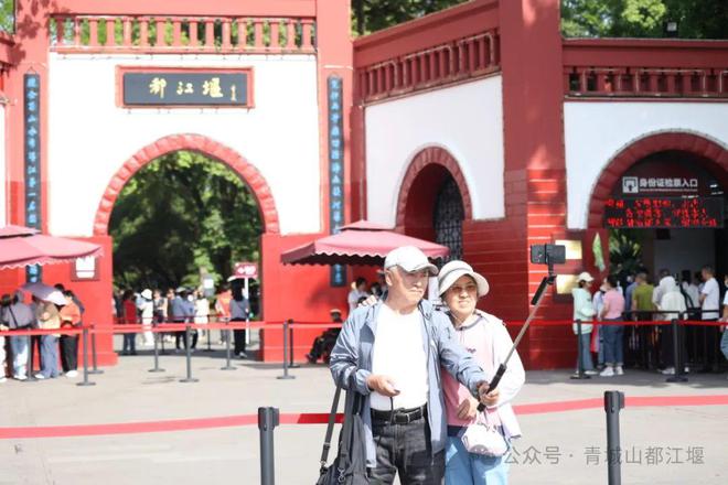 都江堰太火爆NPC白娘子被求合影到宕机AG真人百家乐顶流实锤！这个五一青城山(图19)