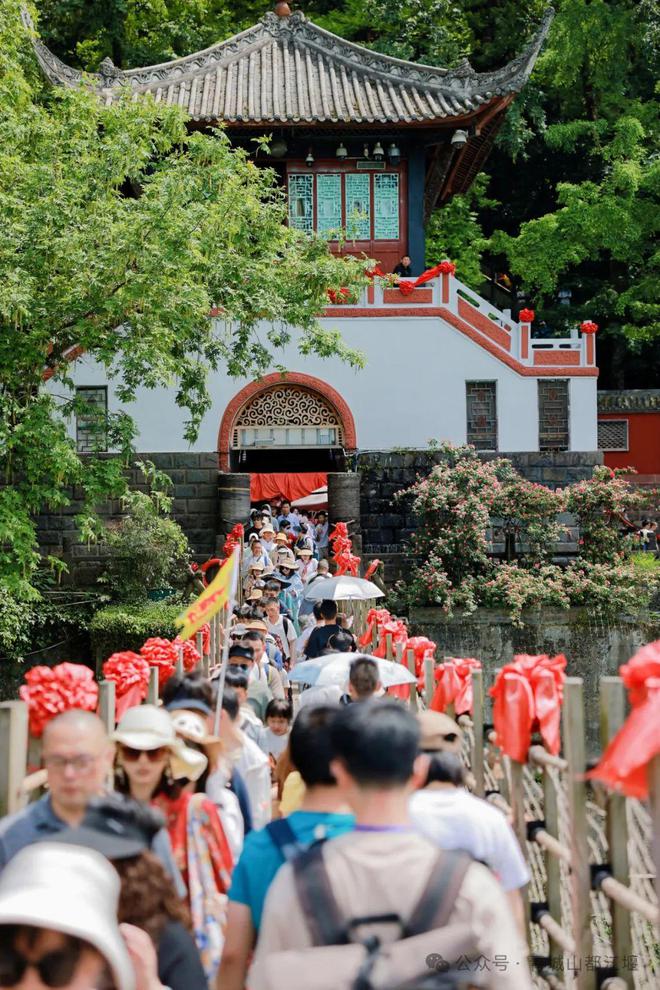 都江堰太火爆NPC白娘子被求合影到宕机AG真人百家乐顶流实锤！这个五一青城山(图22)