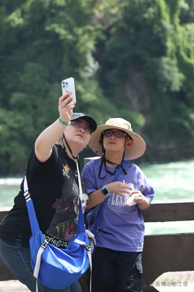 都江堰太火爆NPC白娘子被求合影到宕机AG真人百家乐顶流实锤！这个五一青城山(图29)