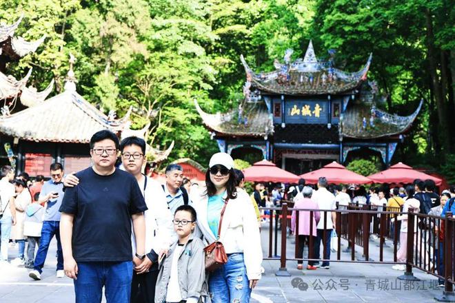 都江堰太火爆NPC白娘子被求合影到宕机AG真人百家乐顶流实锤！这个五一青城山(图28)