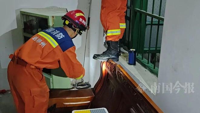 两条“毒霸”入户藏匿之处让人胆寒AG真人百家家乐app深夜柳州(图2)
